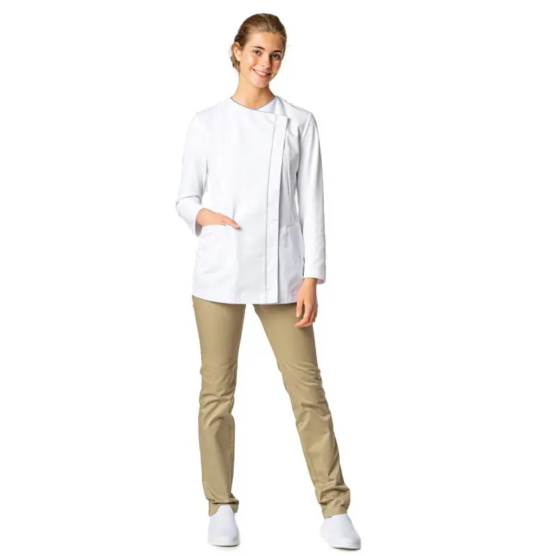 Bata ecológica de mujer Norvil 1056 1 Bata ecológica de mujer Norvil 1056 en blanco, vista frontal, sobre modelo.