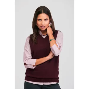 Chaleco de punto unisex Norvil 106 en granate, vista frontal, sobre modelo.