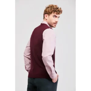 Chaleco de punto unisex Norvil 106 en granate, vista trasera, sobre modelo.
