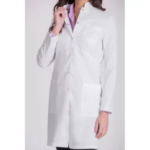 Bata clínica de mujer Norvil 1067 en blanco, vista frontal, sobre modelo.