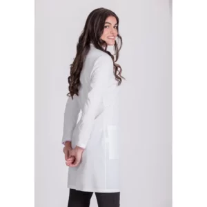 Bata clínica de mujer Norvil 1067 en blanco, vista trasera, sobre modelo.