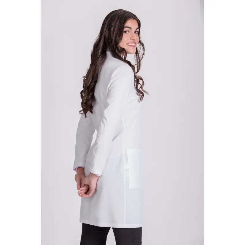Bata clínica de mujer Norvil 1067 2 Bata clínica de mujer Norvil 1067 en blanco, vista trasera, sobre modelo.