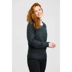 Jersey unisex Norvil 107 en gris oscuro, vista frontal, sobre modelo.