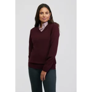 Jersey unisex Norvil 107 en granate, vista frontal, sobre modelo.