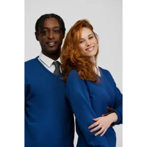 Jersey unisex Norvil 107 en azafata, vista frontal, con varias personas.