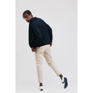 Cárdigan unisex Norvil 108 en marino, vista trasera, sobre modelo.