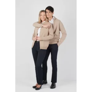 Cárdigan unisex Norvil 108 en beige claro, vista frontal, con varias personas.