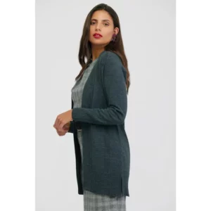 Cárdigan de mujer Norvil 109 en gris oscuro, vista lateral, sobre modelo.