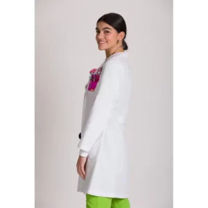Bata clínica de mujer Norvil 1091 en blanco, vista de tres cuartos, sobre modelo.