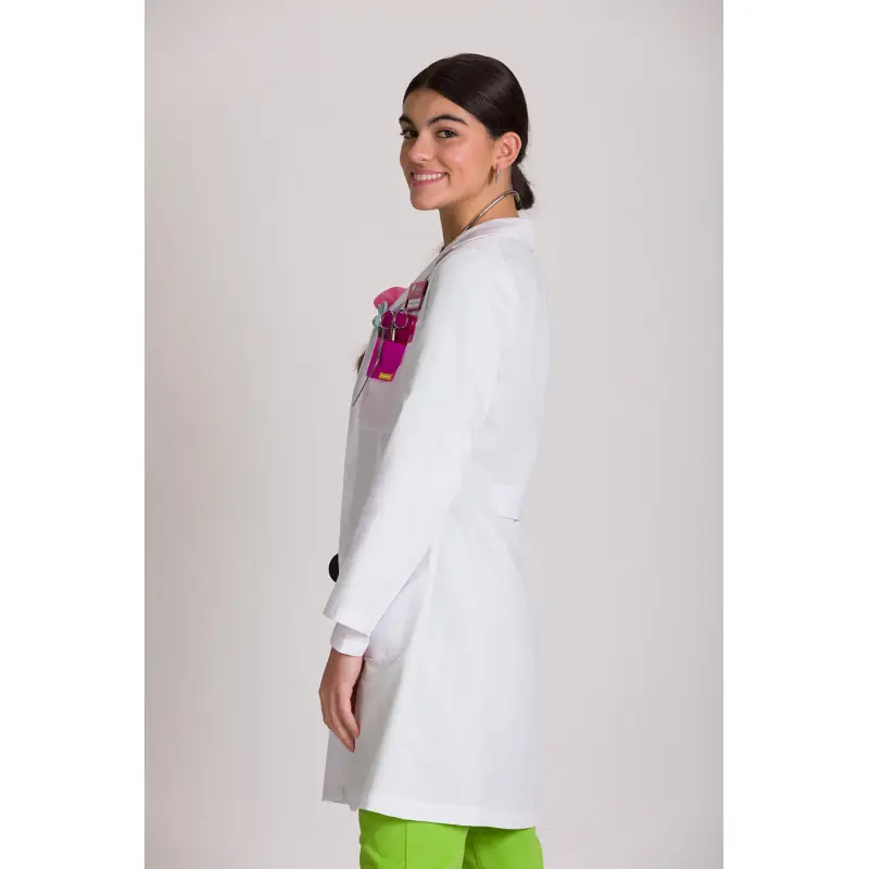 Bata clínica de mujer Norvil 1091 2 Bata clínica de mujer Norvil 1091 en blanco, vista de tres cuartos, sobre modelo.