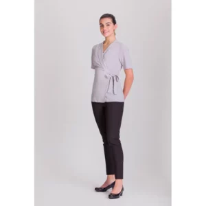 Kimono belleza de mujer Norvil 1100 en gris claro, vista frontal, sobre modelo.