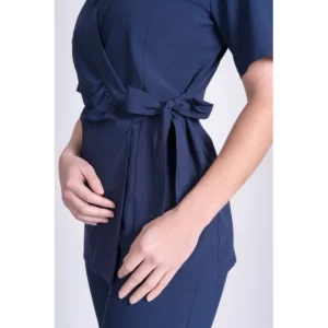 Kimono belleza de mujer Norvil 1100 en marino, detalle de la prenda, sobre modelo.