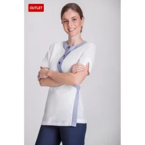 Casaca de mujer envolvente Norvil 1101 en blanco con detalles lavanda, vista de tres cuartos, sobre modelo.