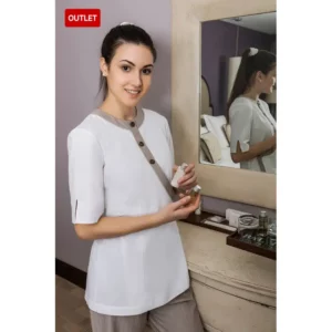 Casaca de mujer envolvente Norvil 1101 en blanco con detalles crudos, vista de tres cuartos, sobre modelo.