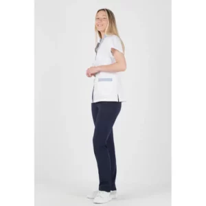 Casaca cuello mao de mujer Norvil 1123 en blanco/azulón, vista de tres cuartos, sobre modelo.