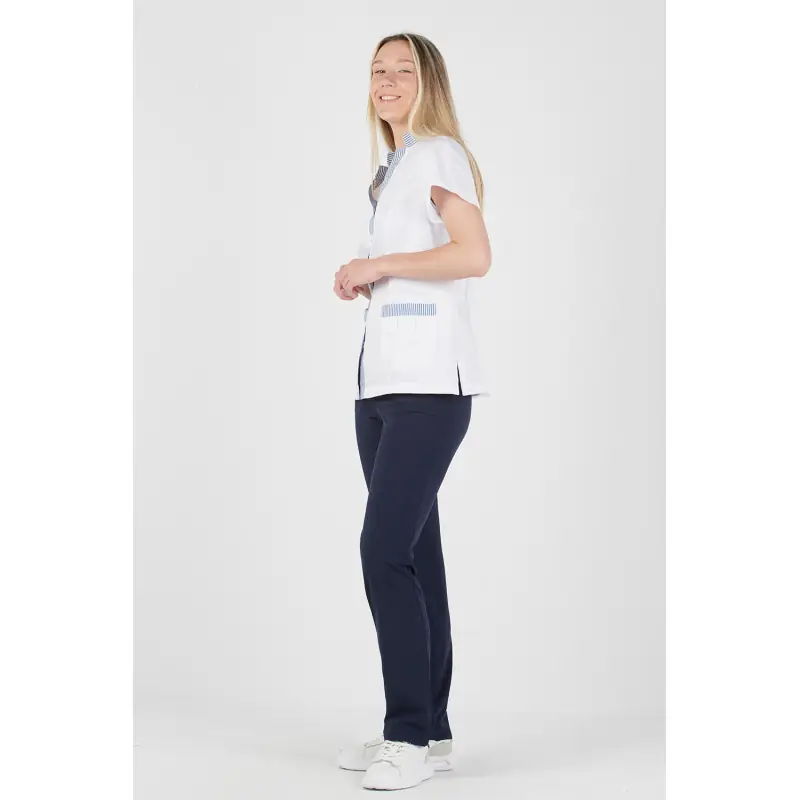 Casaca cuello mao de mujer Norvil 1123 2 Casaca cuello mao de mujer Norvil 1123 en blanco/azulón, vista de tres cuartos, sobre modelo.