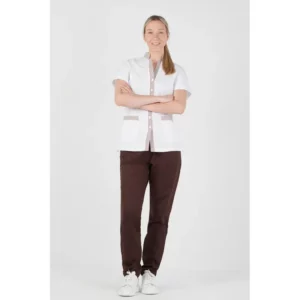 Casaca cuello mao de mujer Norvil 1123 en blanco con detalles marrones, vista frontal, sobre modelo.