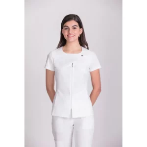 Túnica sanitaria de mujer Norvil 1140 en blanco, vista frontal, sobre modelo.