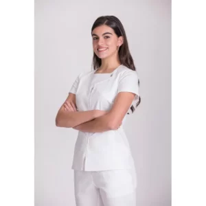 Túnica sanitaria de mujer Norvil 1140 en blanco, vista de tres cuartos, sobre modelo.