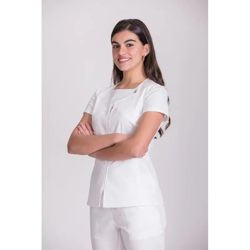 Túnica sanitaria de mujer Norvil 1140 3 Túnica sanitaria de mujer Norvil 1140 en blanco, vista de tres cuartos, sobre modelo.