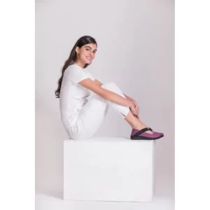 Túnica sanitaria de mujer Norvil 1140 en blanco, vista de tres cuartos, sobre modelo.