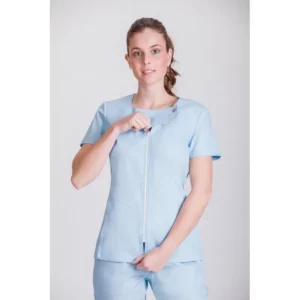 Túnica sanitaria de mujer Norvil 1140 en azul celeste, vista frontal, sobre modelo.