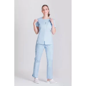 Túnica sanitaria de mujer Norvil 1140 en azul celeste, vista frontal, sobre modelo.