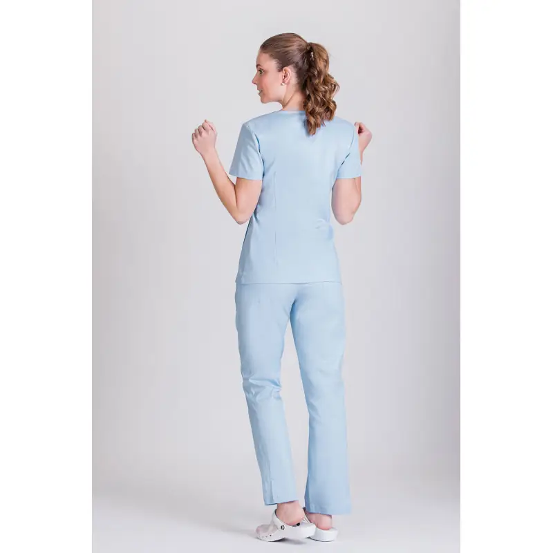 Túnica sanitaria de mujer Norvil 1140 10 Túnica sanitaria de mujer Norvil 1140 en azul celeste, vista trasera, sobre modelo.