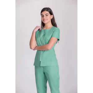 Túnica sanitaria de mujer Norvil 1140 en verde agua, vista frontal, sobre modelo.