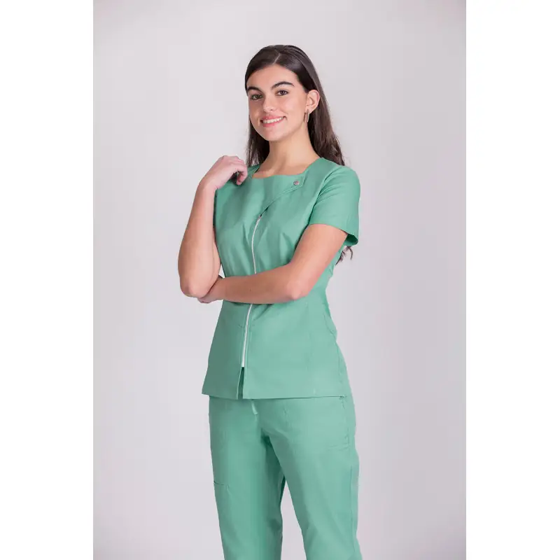 Túnica sanitaria de mujer Norvil 1140 5 Túnica sanitaria de mujer Norvil 1140 en verde agua, vista frontal, sobre modelo.