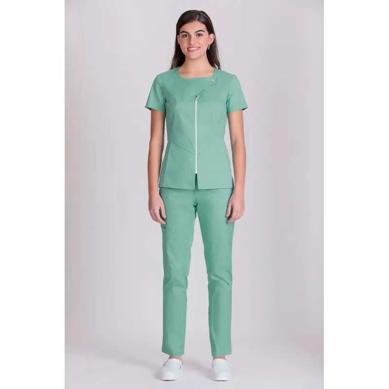 Túnica sanitaria de mujer Norvil 1140 6 Túnica sanitaria de mujer Norvil 1140 en verde agua, vista frontal, sobre modelo.