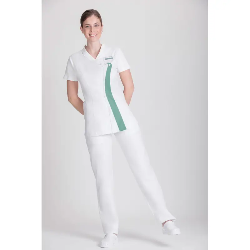 Casaca sanitaria de mujer Norvil 1141 2 Casaca sanitaria de mujer Norvil 1141 en blanco/verde agua, vista frontal, sobre modelo.