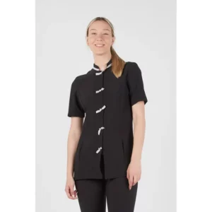 Casaca slim fit de mujer Norvil 1142 en negro con detalles crudos, vista frontal, sobre modelo.