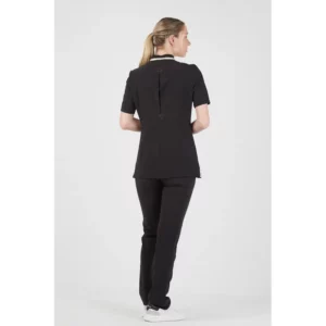 Casaca slim fit de mujer Norvil 1142 en negro con detalles crudos, vista trasera, sobre modelo.