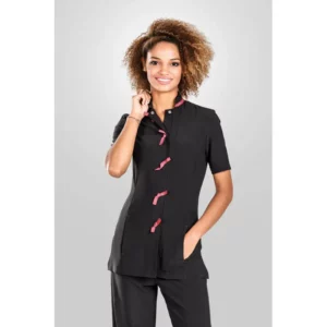 Casaca slim fit de mujer Norvil 1142 en negro con detalles fucsias, vista frontal, sobre modelo.