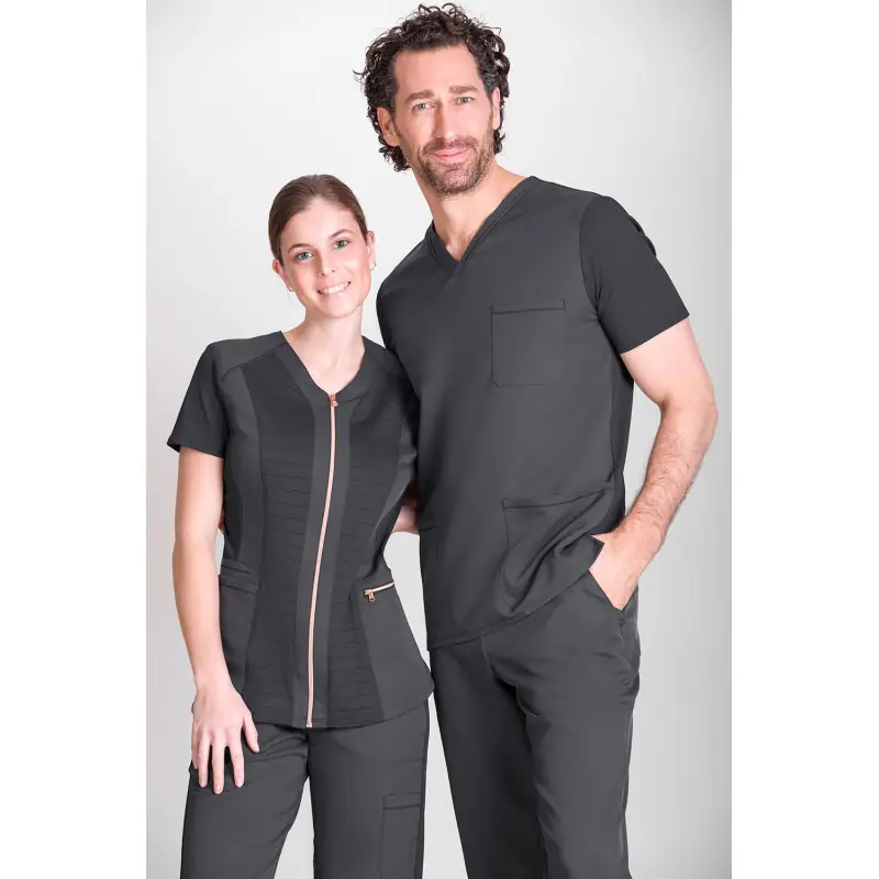 Túnica sanitaria de mujer Norvil 1146 5 Túnica sanitaria de mujer Norvil 1146 en gris oscuro, vista frontal, con varias personas.