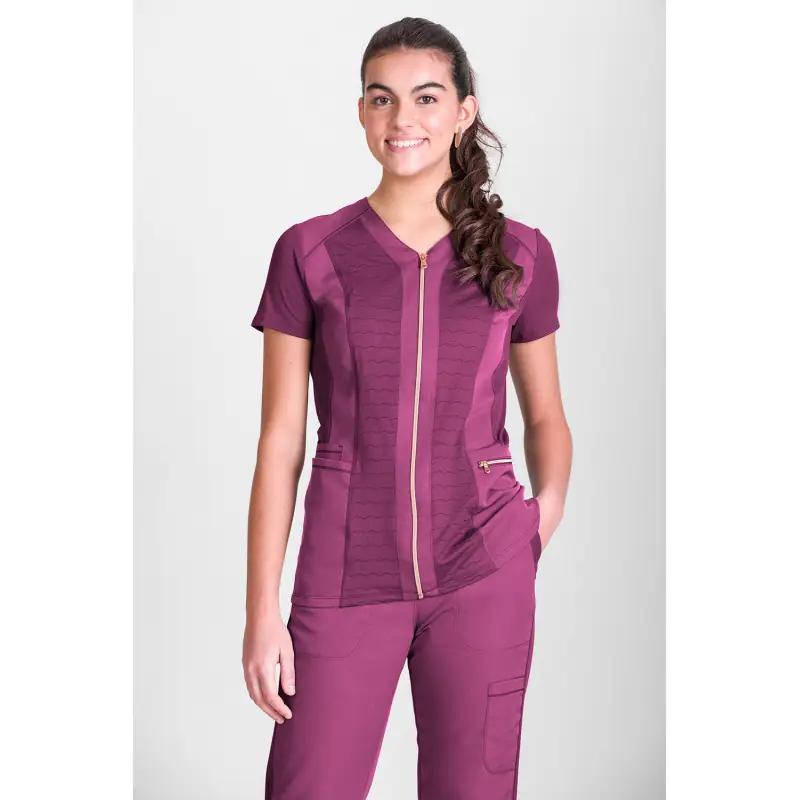 Túnica sanitaria de mujer Norvil 1146 3 Túnica sanitaria de mujer Norvil 1146 en fucsia, vista frontal, sobre modelo.