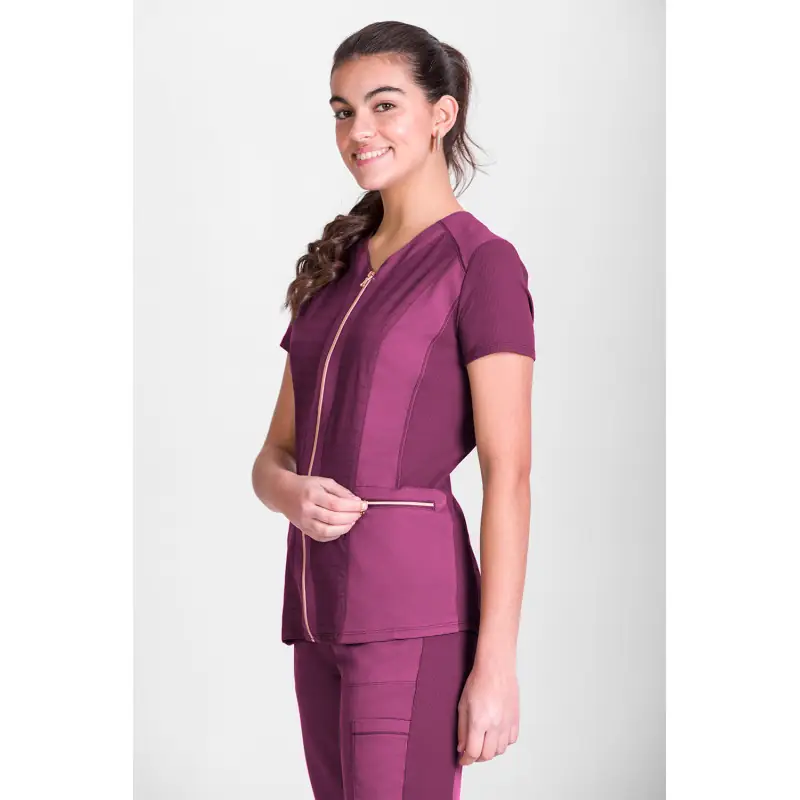 Túnica sanitaria de mujer Norvil 1146 4 Túnica sanitaria de mujer Norvil 1146 en fucsia, vista de tres cuartos, sobre modelo.