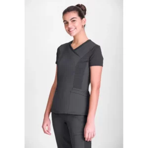 Túnica sanitaria de mujer Norvil 1147 en gris oscuro, vista frontal, sobre modelo.