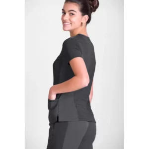 Túnica sanitaria de mujer Norvil 1147 en gris oscuro, vista trasera, sobre modelo.