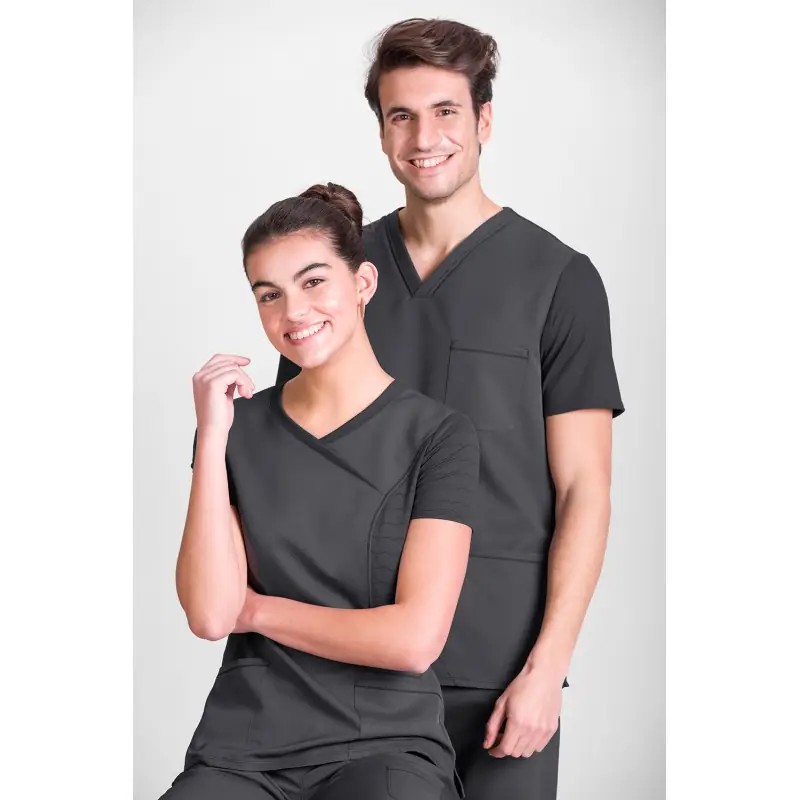 Túnica sanitaria de mujer Norvil 1147 7 Túnica sanitaria de mujer Norvil 1147 en gris oscuro, vista frontal, con varias personas.