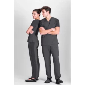 Túnica sanitaria de mujer Norvil 1147 en gris oscuro, vista frontal, con varias personas.