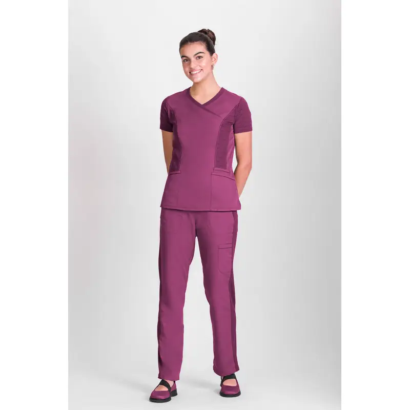 Túnica sanitaria de mujer Norvil 1147 3 Túnica sanitaria de mujer Norvil 1147 en fucsia, vista frontal, sobre modelo.