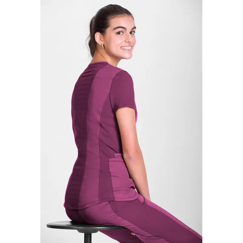 Túnica sanitaria de mujer Norvil 1147 6 Túnica sanitaria de mujer Norvil 1147 en fucsia, vista trasera, sobre modelo.