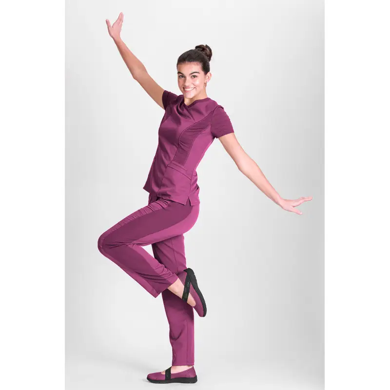 Túnica sanitaria de mujer Norvil 1147 5 Túnica sanitaria de mujer Norvil 1147 en fucsia, vista frontal, sobre modelo.