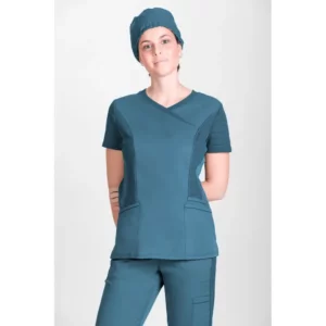 Túnica sanitaria de mujer Norvil 1147 en petróleo, vista frontal, sobre modelo.