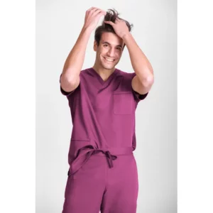 Túnica sanitaria de hombre Norvil 1149 en fucsia, vista frontal, sobre modelo.