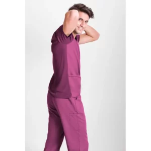 Túnica sanitaria de hombre Norvil 1149 en fucsia, vista de tres cuartos, sobre modelo.