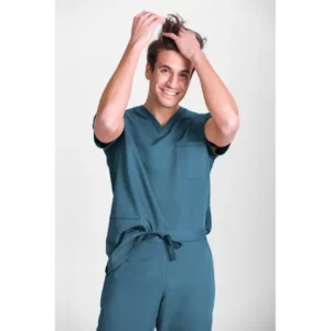 Túnica sanitaria de hombre Norvil 1149 en petróleo, vista frontal, sobre modelo.
