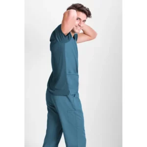 Túnica sanitaria de hombre Norvil 1149 en petróleo, vista de tres cuartos, sobre modelo.